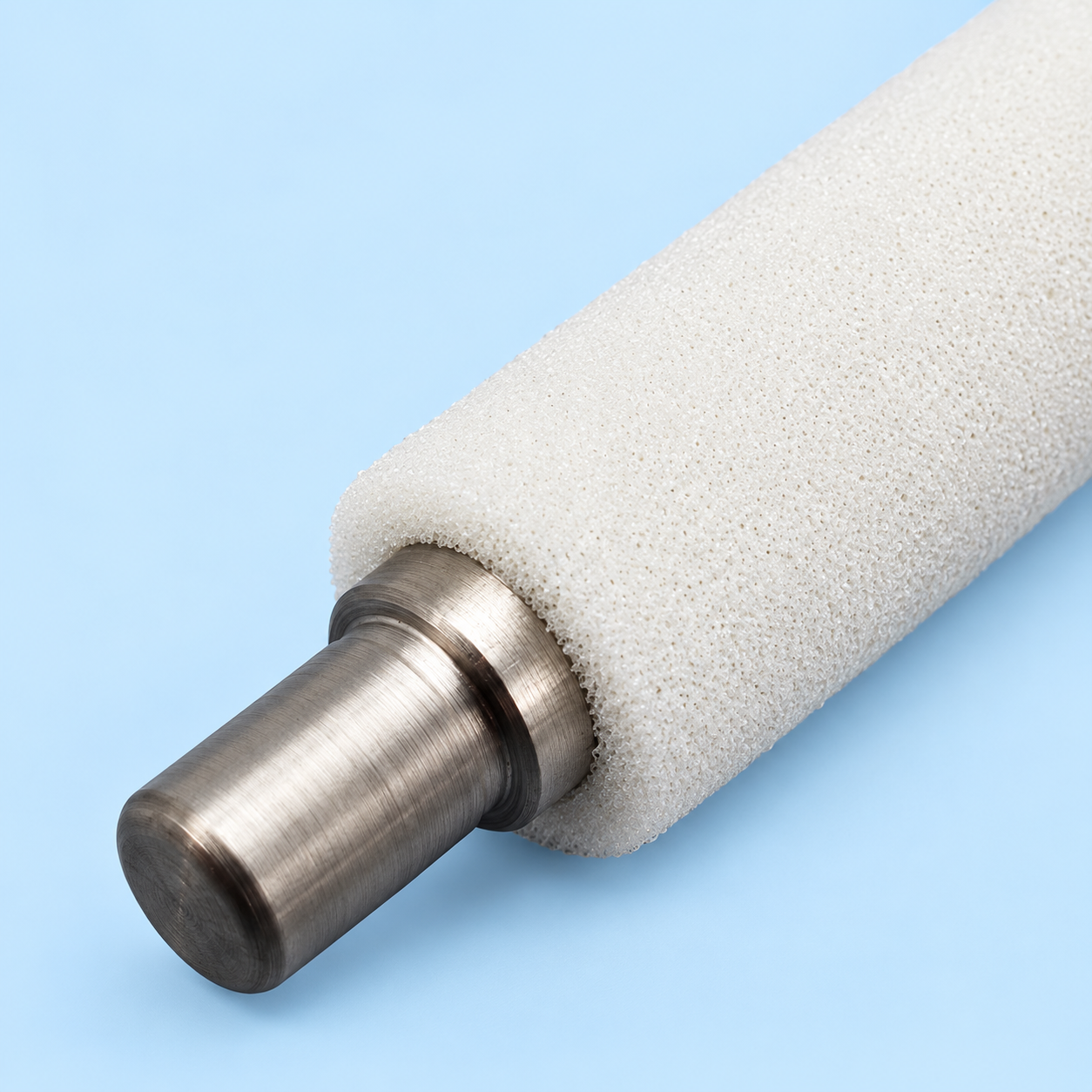 Canon IR 2520 Drum Cleaning Roller – Sponge Texture & Shaft Close-up Macro close-up of Canon IR 2520 Drum Cleaning Roller porous foam texture and machined pivot shaft
